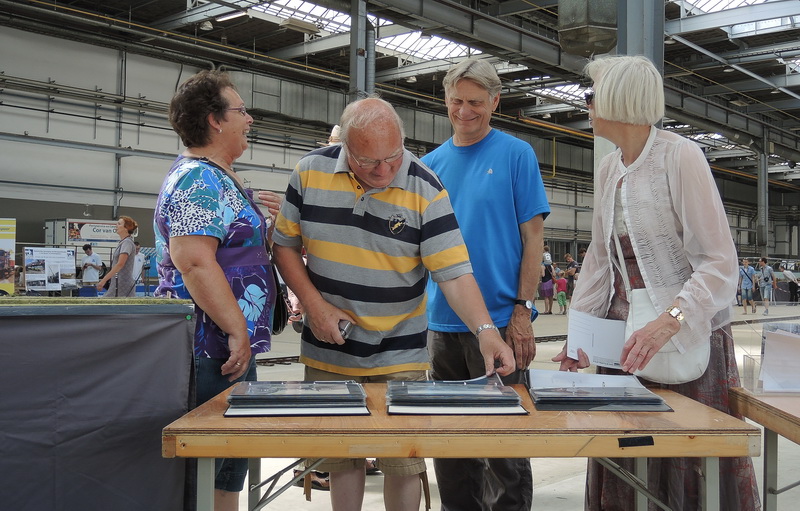 Ook de fotoboeken over de Baronnenlijn werden nauwkeurig bekeken.
