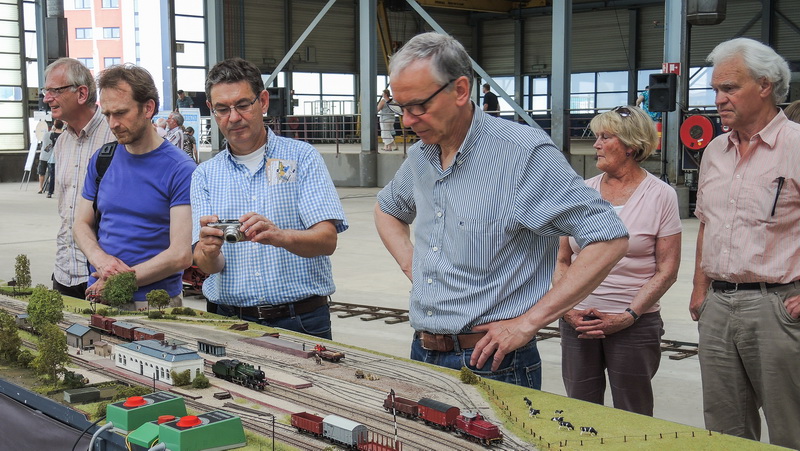 Belangstelling voor station Hattemerbroek.
