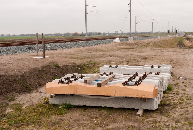 Symbolisch startpunt van de Hanzelijn. Gouden biels is op 3 maart 2010 in Lelystad gelegd door Minister Camiel Eurlings.
Wat doet deze biels hier bij de Drontermeertunnel?
