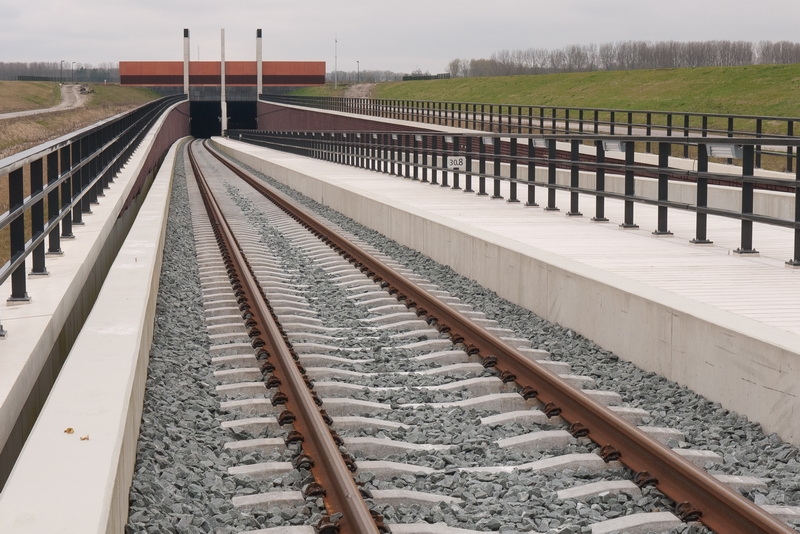 De in/uitgang van de Drontermeertunnel aan de Kamperzijde.
