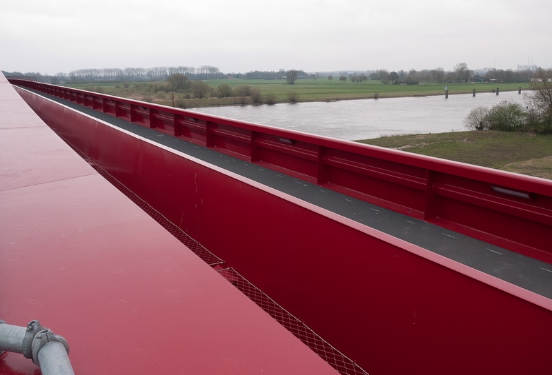 De fietsbrug is bevestigd langs de nieuwe spoorbrug.
