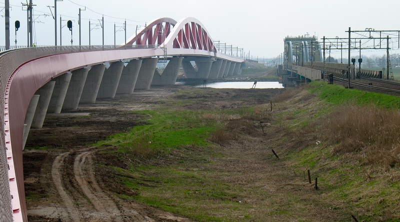 Nu nog samen: de nieuwe en de oude IJsselbrug.
