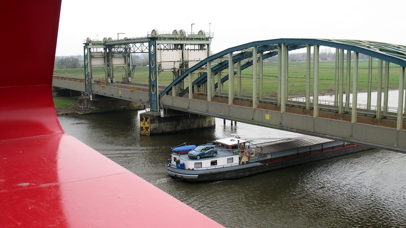 Onder de nieuwe IJsselbrug kunnen de schepen altijd doorvaren.
