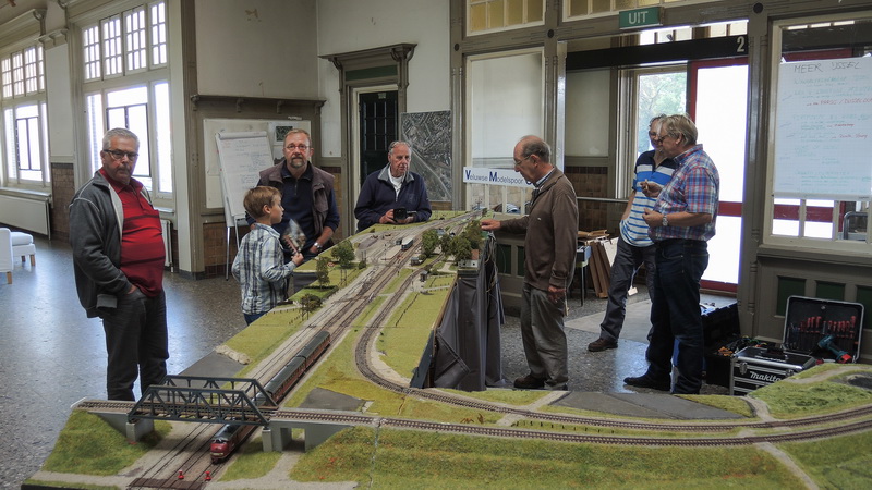 De DE III onder het viaduct van de spoorlijn naar Kampen-Zuid.
