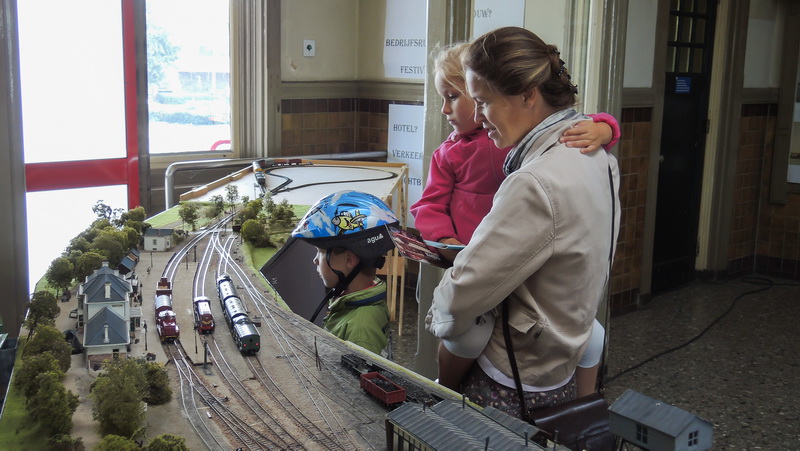 Moeder en kinderen bewonderen station Hattem.
