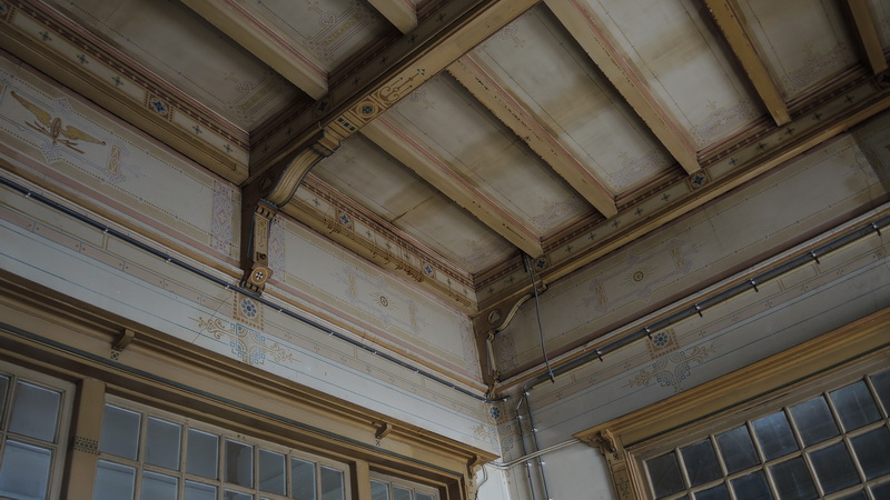 Oude plafond- en muurdecoratie van station Kampen.
