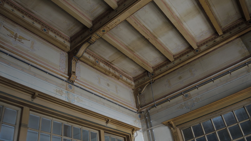 Oude plafond- en muurdecoratie van station Kampen.
