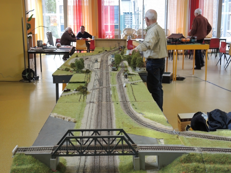 De brug op de voorgrond was voor het spoor naar het vroegere station Kampen Zuid.
