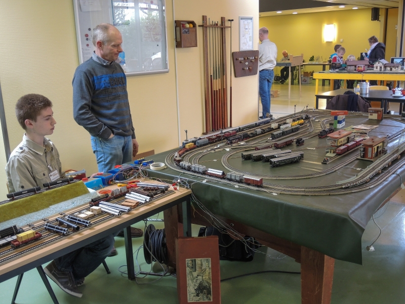 Tevreden kijkend naar de nostalgische MÃ¤rklinbaan.
