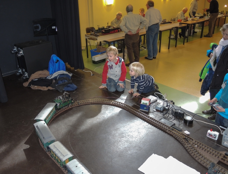 Ook deze LGB-trein had de belangstelling van kinderen.
