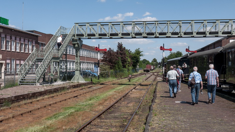 Een gedeelte van de voormalige loopbrug bij station Geldermalsen staat nu in Haaksbergen.
