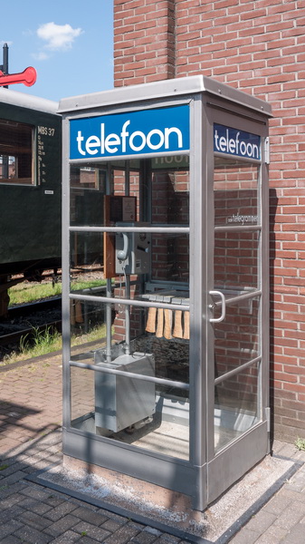 Ouderwetse telefooncel bij station Haaksbergen.
