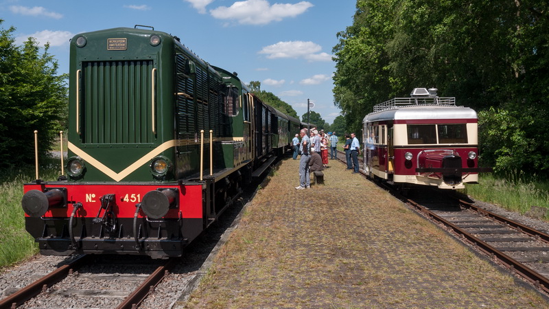 Treinkruising bij halte Zoutindustrie.
