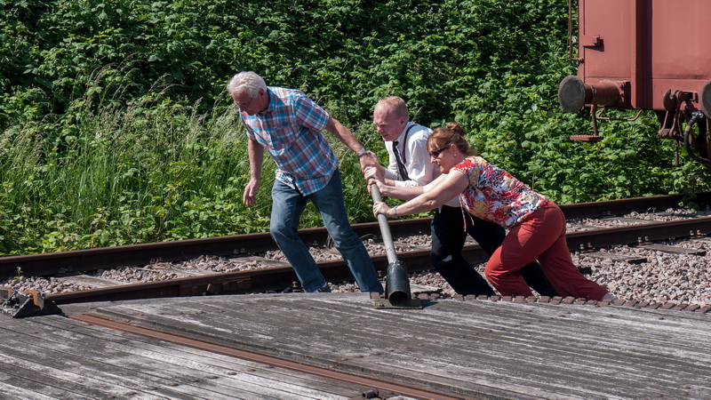 Met vereende krachten werd de draaischijf gedraaid.
