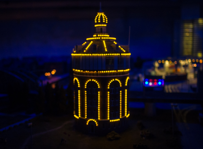 Miniworld bij nacht
