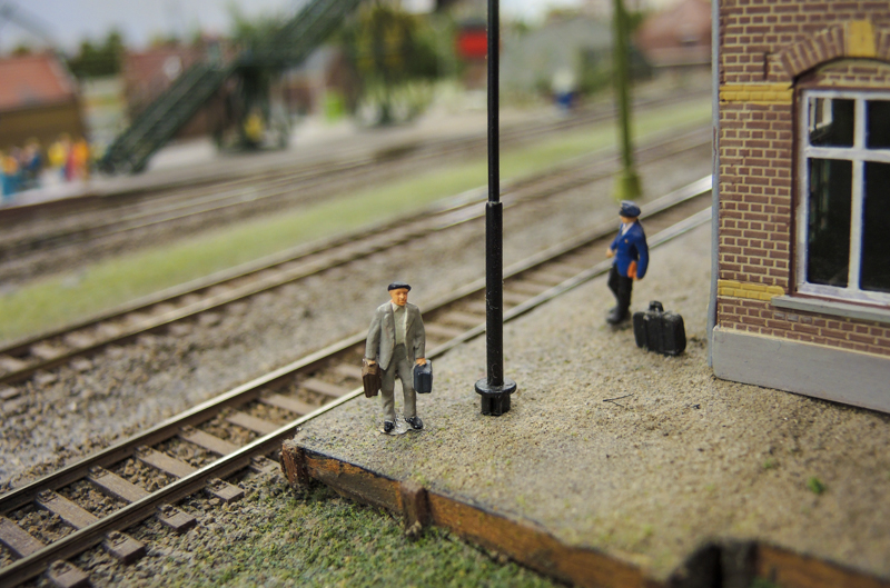 Ter nagedachtenis aan ons clublid Alko Hoogerman is deze reiziger geplaatst bij station Marendam. Hij is aan zijn laatste reis begonnen.
