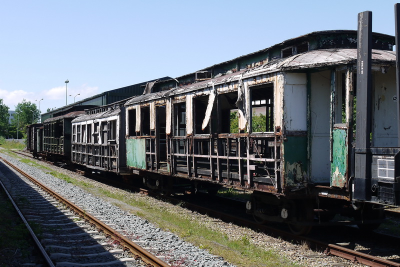 Nog te restaureren tramrijtuigen.
Het tweede rijtuig achter de rongenwagen is in datzelfde weekend door vandalen in brand gestoken. Dus deze foto is genomen een dag vÃ³Ã³r de brand.
