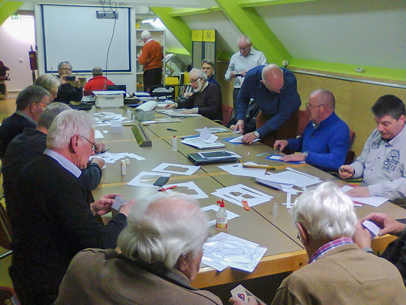 2014-02-10
Er wordt druk gefreubeld met papier voor de maquette.
