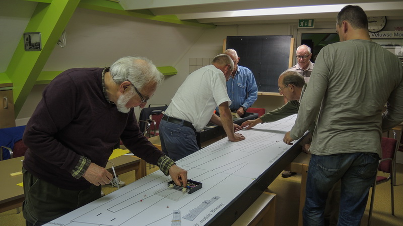 2014-09-22
De tekeningen op ware grootte worden op de modules geprikt.
