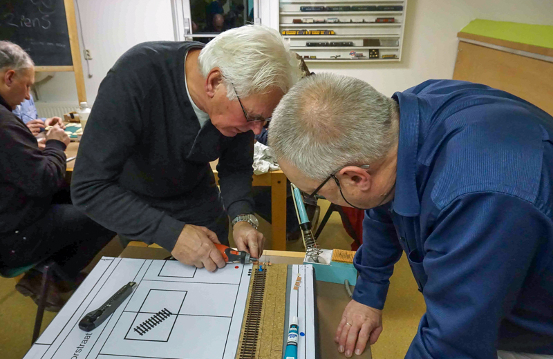 2015-12-07
De messingplaatjes bij de moduleovergangen worden bewerkt.
