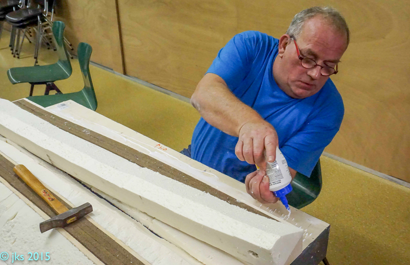 2015-12-07
De spoordijk wordt gemaakt van isolatiemateriaal.
