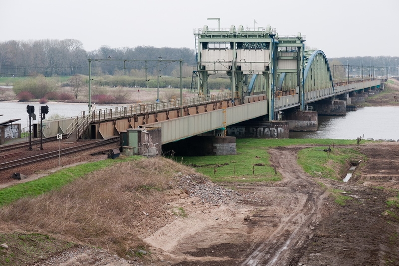 De oude IJsselbrug wordt straks afgebroken.
