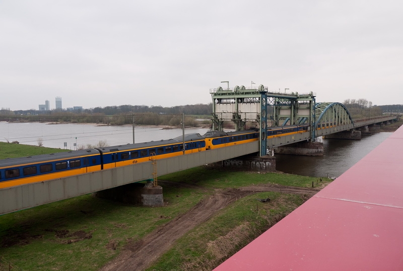 ICM op de oude IJsselbrug.
