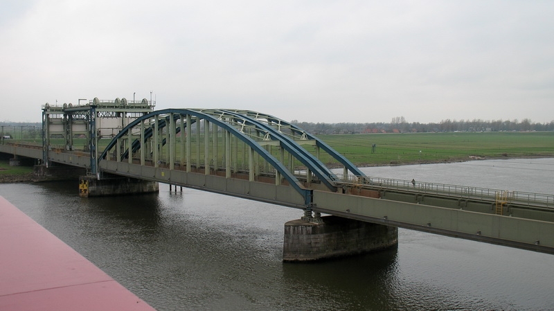 De oude IJsselbrug gezien vanaf de nieuwe.
